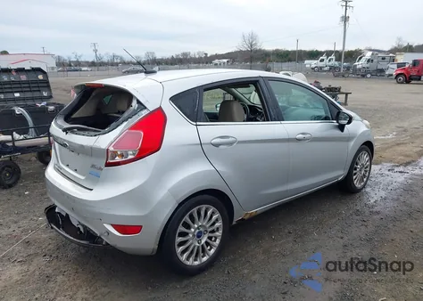 2014 Ford Fiesta Titanium z USA, uszkodzony, nr VIN 3FADP4FJ5EM243379